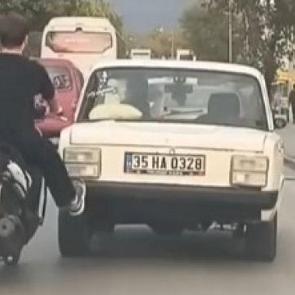 Trafikte inanılmaz olay! Tek ayağıyla s&uuml;r&uuml;c&uuml;y&uuml; kurtardı