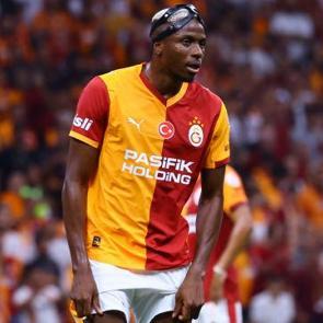 D&uuml;nyaca &uuml;nl&uuml; efsane, "Dedikodusunu yaptım" diyerek a&ccedil;ıkladı: "Osimhen'den &ouml;z&uuml;r dilerim"