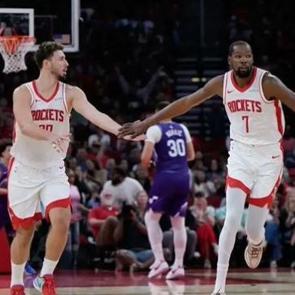 Alperen Şeng&uuml;n double-double yaptı! Efsane isimden &ouml;vg&uuml;y&uuml; kaptı 