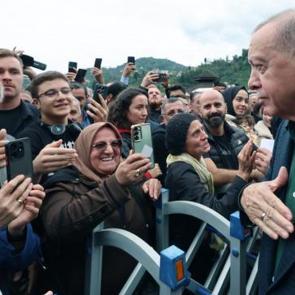 Cumhurbaşkanı Erdoğan'a memleketinde sevgi seli: Cuma namazını Güneysu'da kıldı