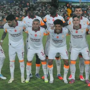 Galatasaray'ın yıldızına Almanya'da &ccedil;irkin saldırı: Yumruklar konuştu