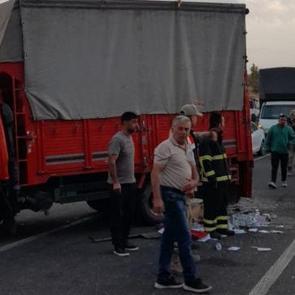 İşçileri taşıyan kamyonet ile kamyon çarpıştı: 14 yaralı