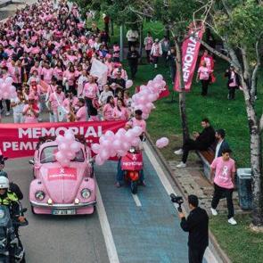 Meme kanseri farkındalığı için binlerce adım