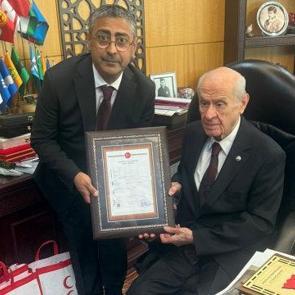  Teşkilat binasının tapusunu Genel Başkan Devlet Bahçeli’ye takdim ettiler