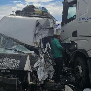 TIR ile minibüs çarpıştı: 9 yaralı