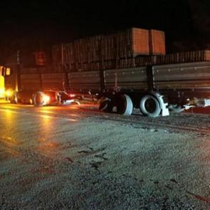 Burdur'da otomobil ile tır çarpıştı: 1 ölü, 2 yaralı