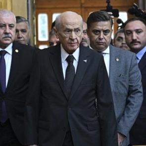 Bahçeli'nin grup toplantısında taktığı rozet ve yüzük dikkat çekti