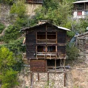 Bu evlere sadece patikalardan ulaşılıyor: Ruslara zeytin satmak i&ccedil;in yaptılar