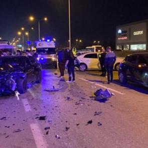 Bursa'da zincirleme kaza: 5 araç birbirine girdi, 3 kişi yaralandı