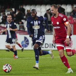 Derbide 1 kırmızı kart 4 gol! Servet &Ccedil;etin ilk ma&ccedil;ını kazandı