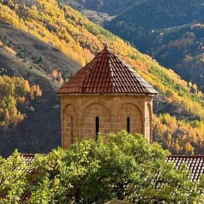 Gotik mimari ve sonbaharın b&uuml;y&uuml;s&uuml; bir arada: İmera Manastırı