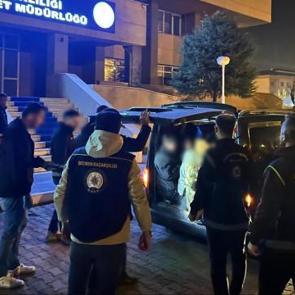 Hafif ticari aracın bagajından 10 kaçak göçmen çıktı