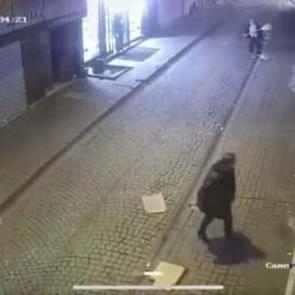 Hız yapan motosikletliyi durdurmaya &ccedil;alışan yaşlı adama vurdu