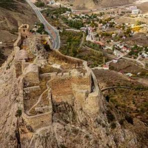 Kızıllığın ortasında adeta bir ta&ccedil;: Ke&ccedil;i Kalesi
