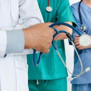 Sağlıkta tek tip d&ouml;nemi: &Ccedil;alışanların kıyafeti değişiyor, bakanlık renkleri belirledi