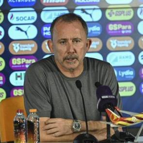 Sergen Yal&ccedil;ın yayıncı kuruluşa canlı yayında tepki g&ouml;sterdi! 'Oyuncular da istemiyor'