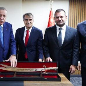 Trabzonspor'dan Cumhurbaşkanı Erdoğan'a S&uuml;rmene kılıcı hediyesi