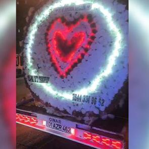 Trafikte sevgilisine yaptığı doğum g&uuml;n&uuml; s&uuml;rprizi, pahalıya patladı!