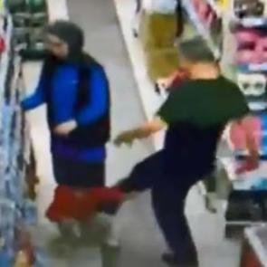 T&uuml;rkiye'yi ayağa kaldırdı! Markette &ccedil;ocuğunu tekmeleyen cani babadan şoke eden ifade