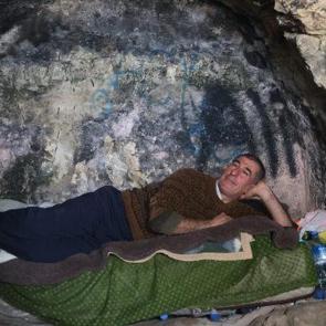 İki bu&ccedil;uk yıldır mağarada yaşıyordu! Gelen tebliğ ile şaşkına d&ouml;nd&uuml;