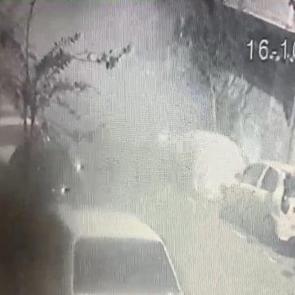 Yer: İstanbul! Gece saatlerinde sokağa el yapımı patlayıcı attılar