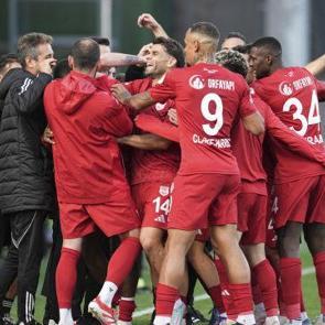 1. Lig ekibi rakibine gol yağdırarak liderliğe y&uuml;kseldi