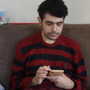 3 yıl sonra evden çıkmıştı! Telefon bağımlısı Barış 24 saatinin nasıl geçtiğini anlattı