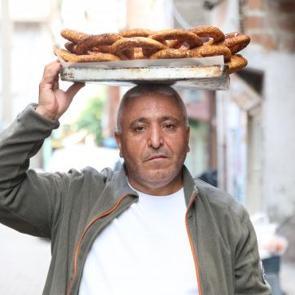 Diyarbakır'da 20 yıldır simit satan adam 49 yaşında atandı