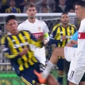 Fenerbah&ccedil;e taraftarını &ccedil;ileden &ccedil;ıkaran faul! Yıldız oyuncu kan revan i&ccedil;inde kaldı