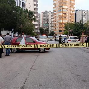 Adana'da bir kişi otomobilde ölü bulundu; Vücudunda darp izleri tespit edildi