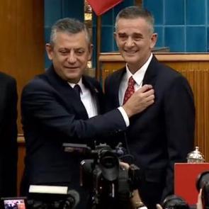 Akşener'in İYİ Parti'den attığı Dikbayır CHP'ye koştu! Rozeti taktı