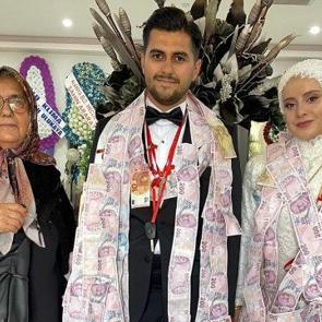 Antalya'da tek torununa d&uuml;ğ&uuml;nde taktığı takı herkesi şoke etti 