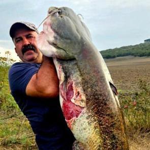 Boyundan büyük balık yakaladı, kilosunu öğrenince sevinçten havalara uçtu