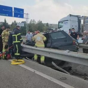 Bursa'da kontrolden çıkan otomobil rejüfe çarptı: 4 yaralı