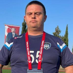 Down sendromlu &Ccedil;ağrı hocanın takımı kupaları bir bir topluyor