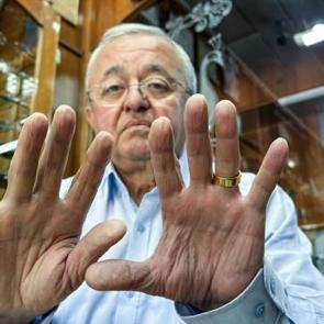 Ehliyetini yenilemek isterken &ouml;ğrendi! 60 yıllık mesleği y&uuml;z&uuml;nden parmak izi silinmiş