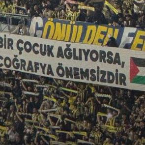 Fenerbah&ccedil;e taraftarından Filistin i&ccedil;in anlamlı pankart