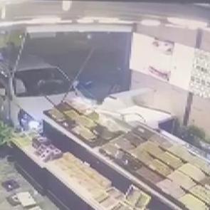 Kontrolden çıkan otomobil dükkana girdi!