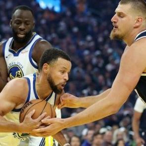 NBA'de enfes ma&ccedil;! Curry, Jokicli Denver'ı uzatmada yıktı