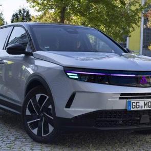 Opel, otonom araçlarda yapay zeka destekli aydınlatma iletişim sistemini sergiledi!