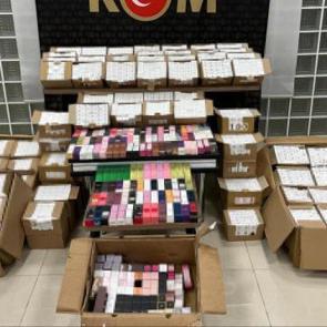 Otomobilinde 2 bin 710 şişe gümrük kaçağı parfümle yakalandı