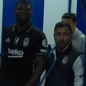 Sahada ilgin&ccedil; anlar! Koşarak soyunma odasına gitti