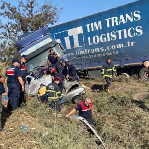 TIR ile çarpışan otomobilin sürücüsü öldü