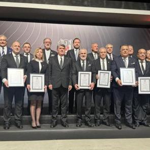 Beşiktaş Kul&uuml;b&uuml;'n&uuml;n yeni divan kurulu başkanı Ahmet &Uuml;rkmezgil mazbatasını aldı