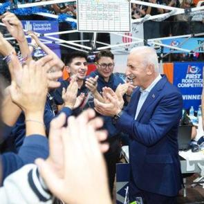 Ümraniye'de gençler teknolojiyle buluştu! 750 genç robotlarını yarıştırdı