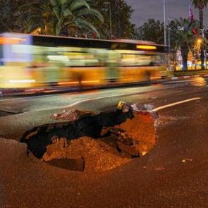 İBB'nin yaptığı yol 3 gün sonra çöktü, Fatih Belediyesi olaya anında müdahale etti