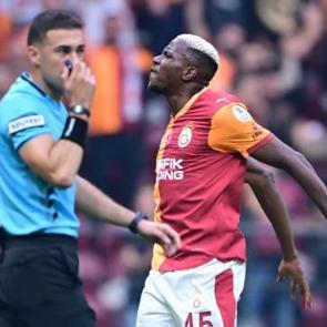 Victor Osimhen, Okan Buruk'u yakaladı