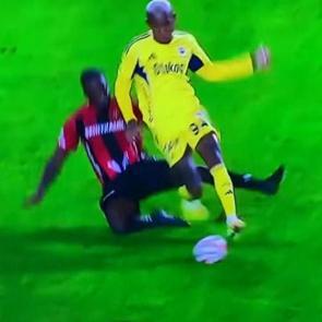 4-0'lık ma&ccedil;a damga vurdu! 86'da kırmızı kart &ccedil;ıktı