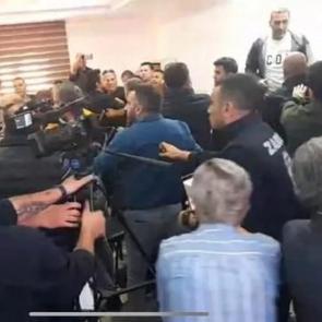 Kuşadası Belediye Meclisi ringe döndü: CHP’li üye İYİ Partili yöneticiye yumruk attı