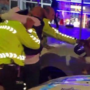 Alkollü sürücü ve yakınları önce polise saldırdı sonra ağladı!